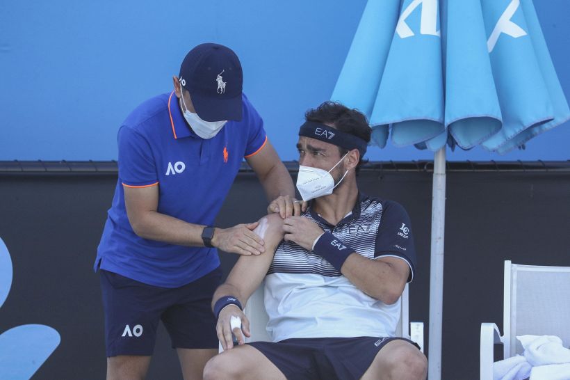 Australian Open, Fognini subito fuori e malconcio: scoppia la polemica