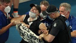 Australian Open choc, invasione di campo durante la finale: le foto