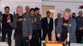 Buon compleanno Mourinho: la Roma gli fa la festa, torta e sorrisi