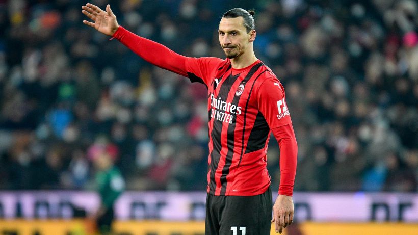 Milan, Ibra corre con la palla sul prato di Milanello