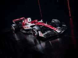 F1 Alfa Romeo: ecco la C42 di Bottas e Zhou, foto e caratteristiche