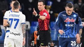 In Napoli-Inter Doveri arbitra all'inglese: tutti i casi da moviola