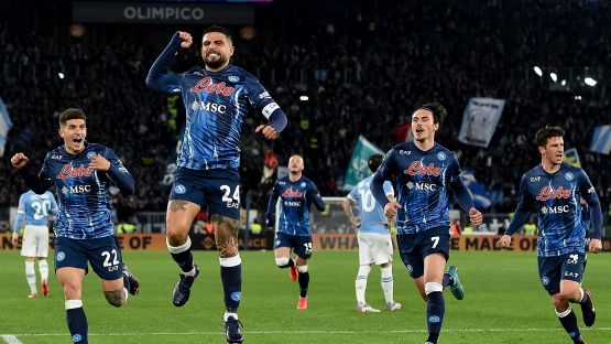 Delirio Napoli, Lazio gelata al 94' e primo posto. Highlights e pagelle