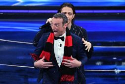 Al Milan anche il derby di Sanremo: Amadeus con la sciarpa rossonera