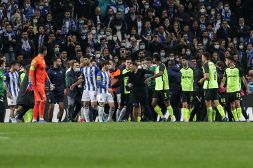 Porto-Sporting, la sfida scudetto finisce in mega rissa: le immagini