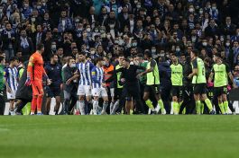 Porto-Sporting, la sfida scudetto finisce in mega rissa: le immagini