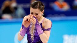 Olimpiadi invernali: dopo il caos doping Valieva domina tra le lacrime
