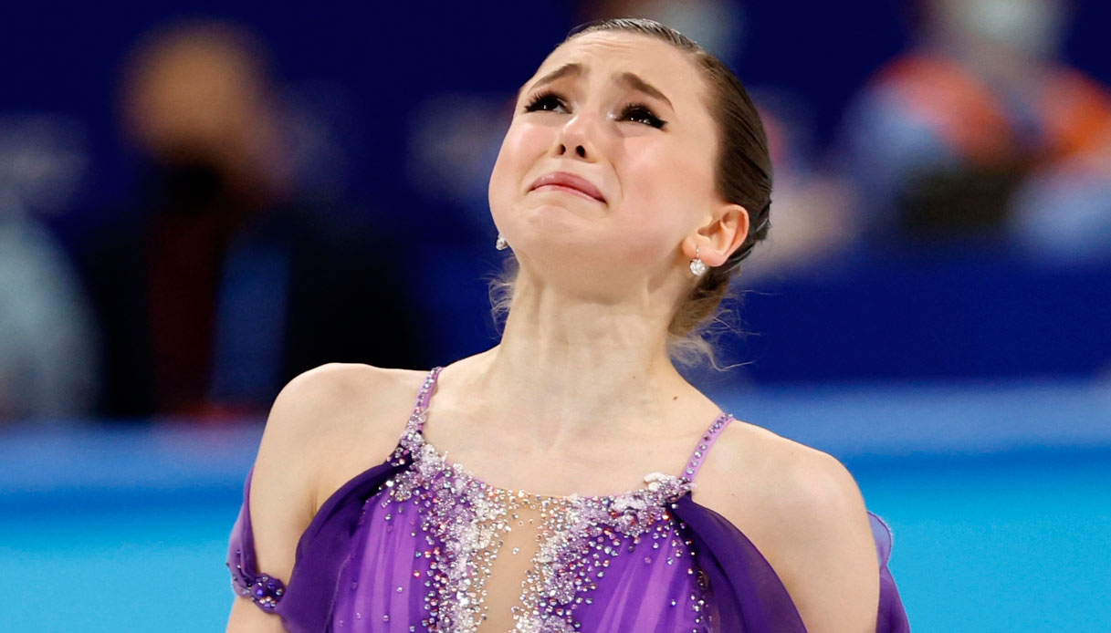Olimpiadi invernali: dopo il caos doping Valieva domina tra le lacrime