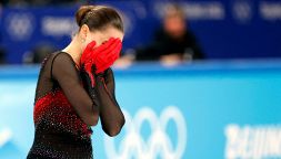 Olimpiadi invernali,Kamila Valieva cade due volte e scoppia in lacrime
