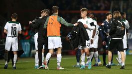 Follia in Bundesliga, bicchiere di birra su guardalinee: gara sospesa