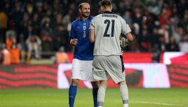 Chiellini, il bacio e il passaggio della fascia: si prepara un cambio