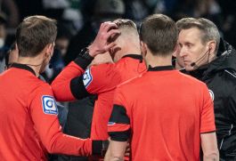 Follia Bundesliga: assistente colpito da un bicchiere di birra, foto