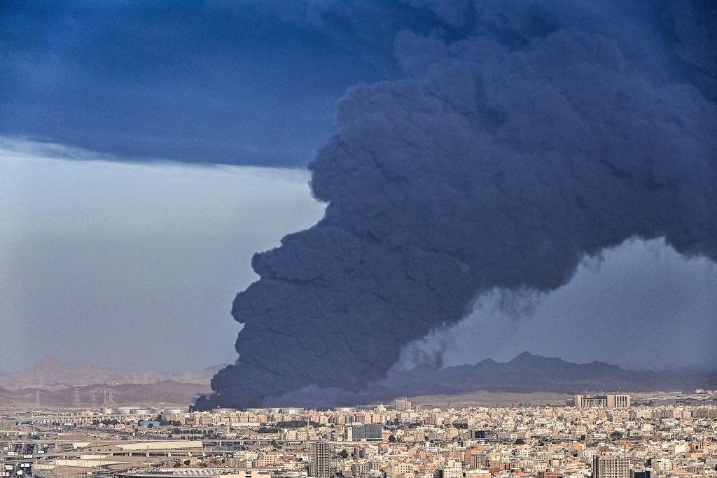 F1, paura a Jeddah: esplosioni e fiamme vicino al circuito, le foto