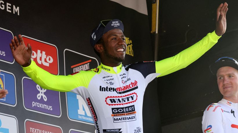 Ciclismo, Girmay epico: primo africano a vincere una classica