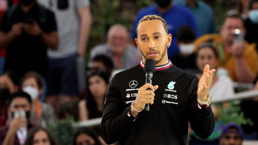 F1, Lewis Hamilton spiazza tutti cambiando cognome: il motivo