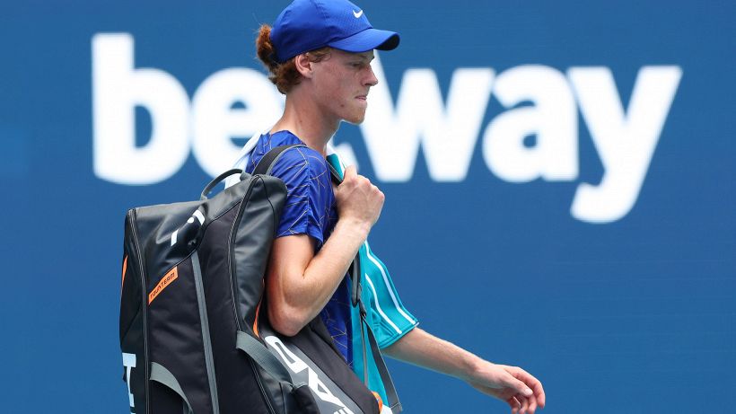 Tennis, Jannik Sinner si ritira da Miami: fischi all'uscita dal campo