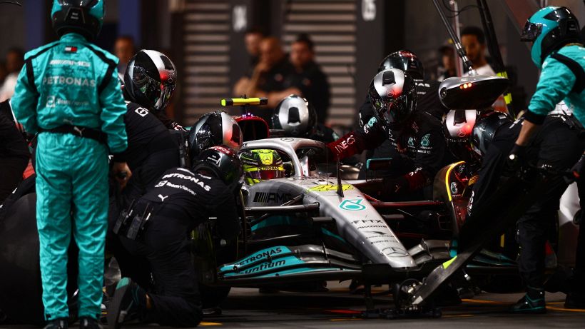 Hamilton: "Siamo lenti, difficile tenere il passo dei motori Ferrari"