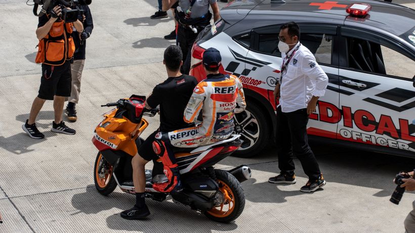 GP Indonesia, pauroso incidente per Marquez durante il warm up