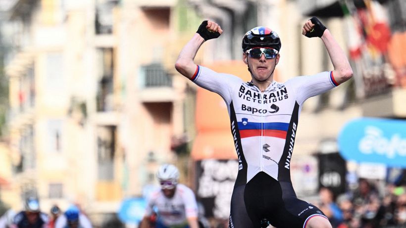 Capolavoro di Mohoric in discesa, sua la Milano-Sanremo