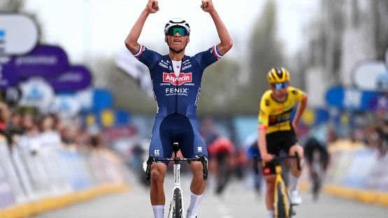 Ciclismo, alla Dwars door Vlaanderen vince Van der Poel