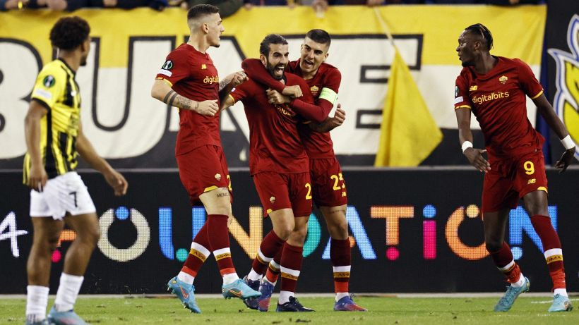 Roma vittoriosa in 10, Mourinho sorride. Highlights e pagelle