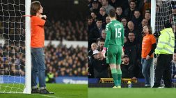 Folle protesta in Everton-Newcastle: tifoso si lega al palo, le foto