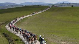 Strade Bianche: duello Pogacar-Alaphilippe sugli sterrati senesi