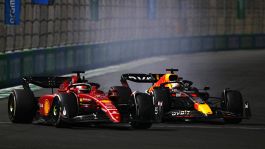 Verstappen vince beffando Leclerc alla fine: le Ferrari sul podio