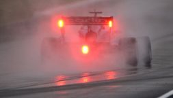 F1, pioggia battente su Imola: circuito allagato, condizioni rischiose