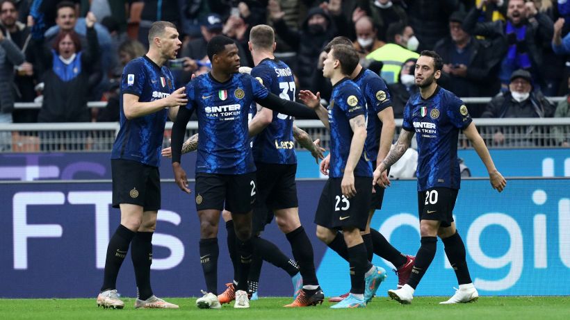 L'Inter batte la Roma del "suo" Mourinho e torna davanti al Milan