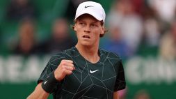 A Montecarlo Sinner batte le vesciche e Rublev e va nei quarti di finale