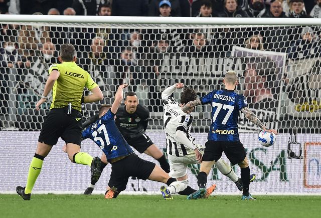 Inter, la vittoria contro la Juve non placa i tifosi: Deve andare via
