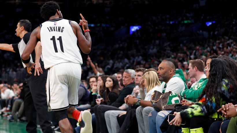 NBA: Kyrie Irving multato dopo il dito medio ai tifosi Celtics
