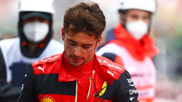 F1, la Ferrari affonda a Imola: Leclerc desolato, Sainz si sfoga