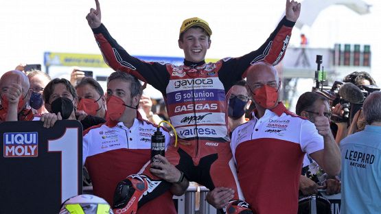 Moto3, Sergio Garcia beffa Dennis Foggia a due curve dal termine