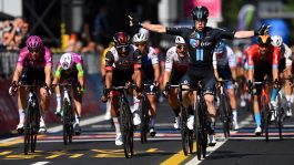 Giro d'Italia 2022: finalmente una vittoria italiana, Dainese si impone a Reggio Emilia