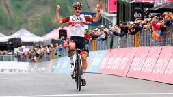 Giro d'Italia 2022: Carapaz crolla, maglia rosa a Hindley. Sulla Marmolada trionfa Covi