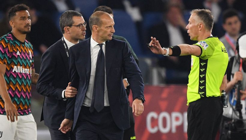 Allegri e il "calcio" ricevuto durante Juve-Inter: un video mostra il tocco