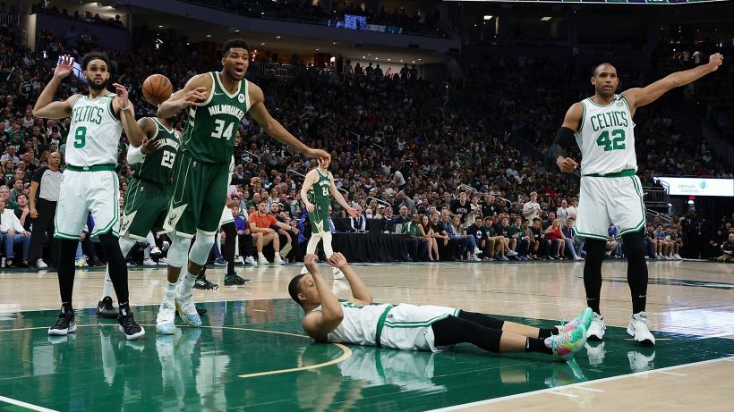 Playoff Nba, paura e delirio a Milwaukee: tre persone colpite in una sparatoria