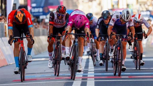 Giro d'Italia 2022: a Cuneo Demare fa tris, si ritira Bardet