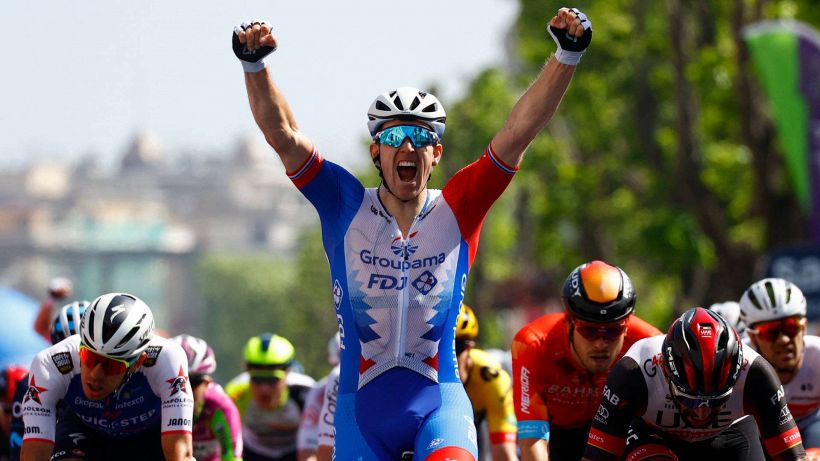 Giro d'Italia 2022, Demare vince la tappa di Messina. Lopez in rosa