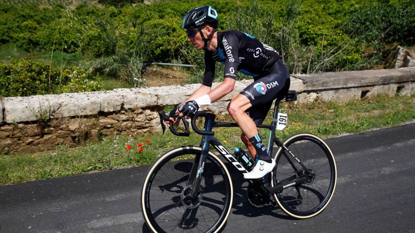Il Giro d’Italia perde un altro grande protagonista: Romain Bardet si ritira