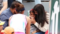 Roland Garros, la Begu lancia la racchetta e colpisce un bambino tra il pubblico: gioco interrotto