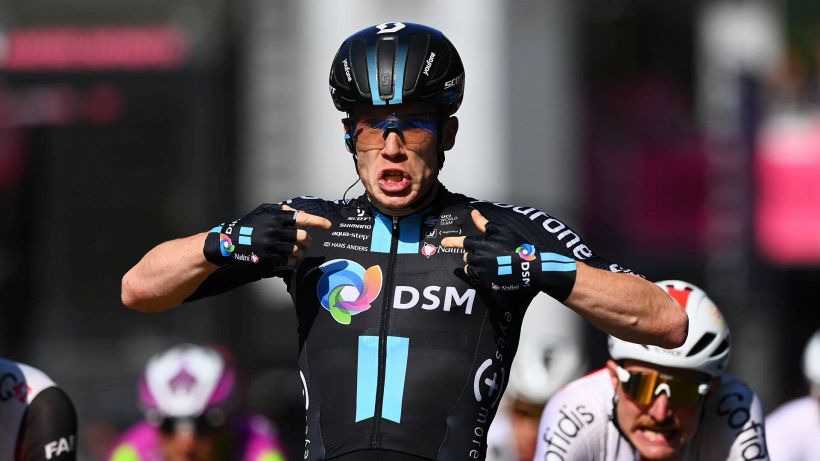 Giro d’Italia 2022, arriva la prima gioia azzurra: sprint vincente di Dainese