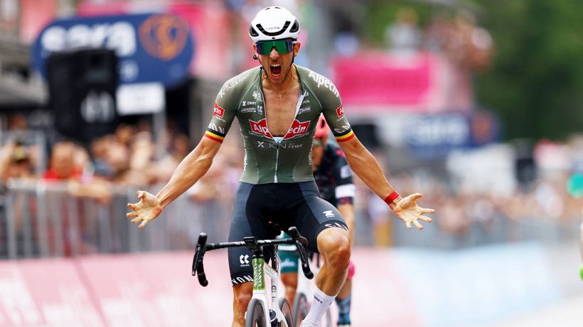 Giro d’Italia 2022, 18ª tappa: la fuga beffa il gruppo, vittoria per De Bondt