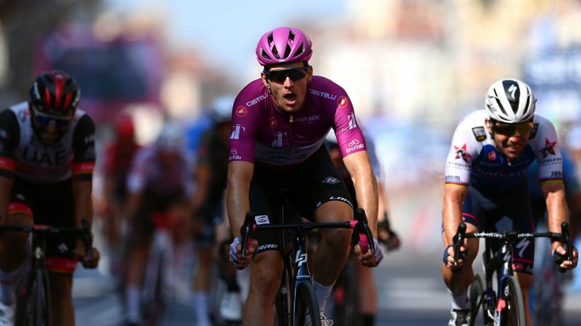 Giro d'Italia 2022, 13^ tappa: tris di Démare che batte Cavendish