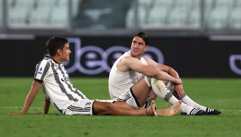 Dybala e Vlahovic nella solitudine dello stadio vuoto: la potenza di questa foto