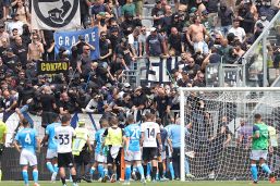 Spezia-Napoli, scontri al Picco: tifosi in campo e partita sospesa. Le foto