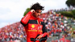 F1, Ferrari: Sainz periodo nero, si fa male a Miami. Le condizioni