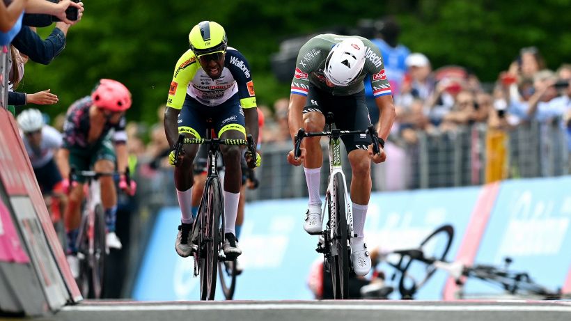 Giro d'italia: a Van der Poel prima tappa e prima maglia rosa